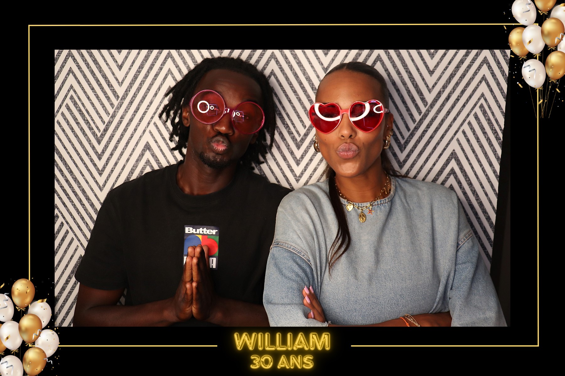 Amis posant avec des accessoires photobooth
