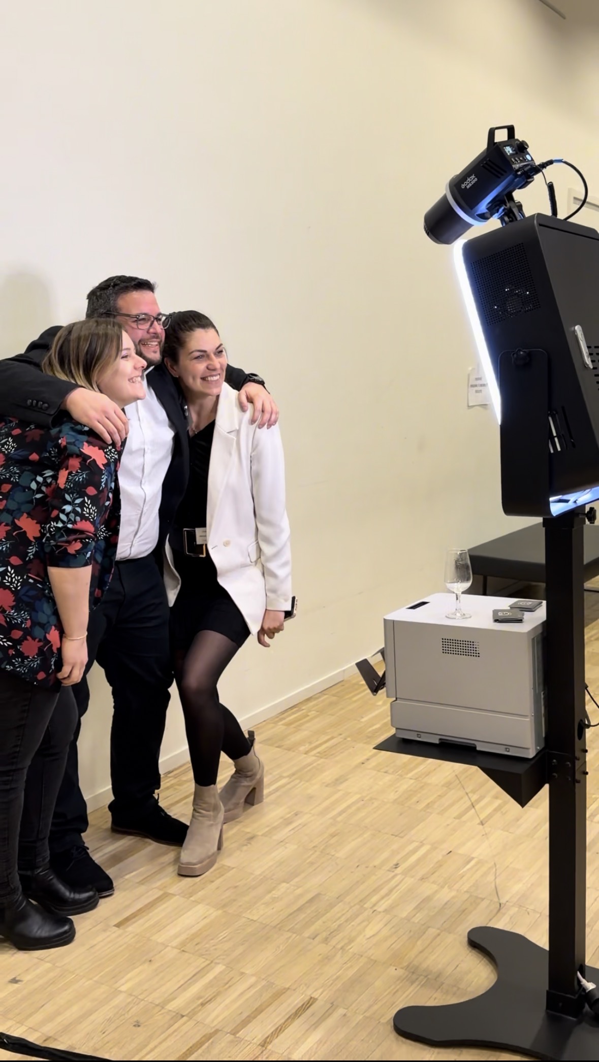 Invités souriants devant le photobooth
